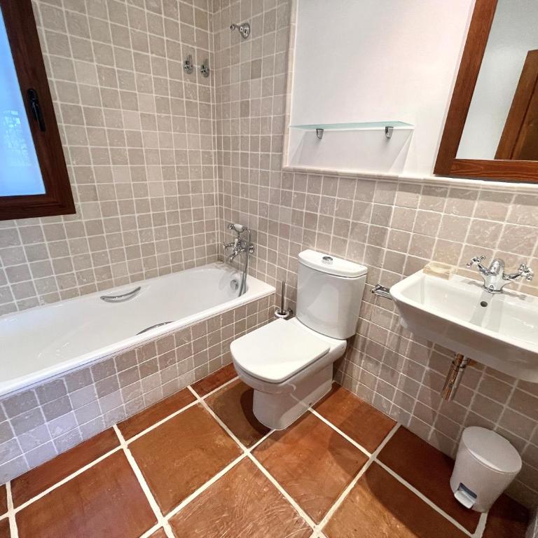 Villa de estilo español con jardín y piscina - Villa - 33