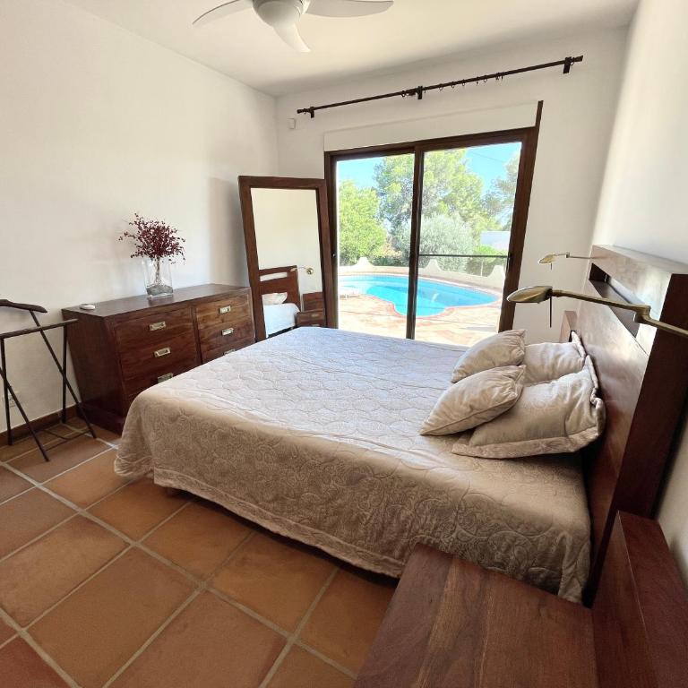Villa de estilo español con jardín y piscina - Villa - 22