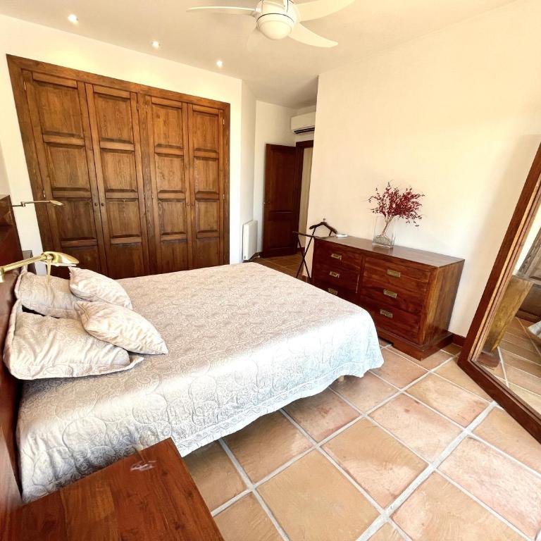 Villa de estilo español con jardín y piscina - Villa - 42