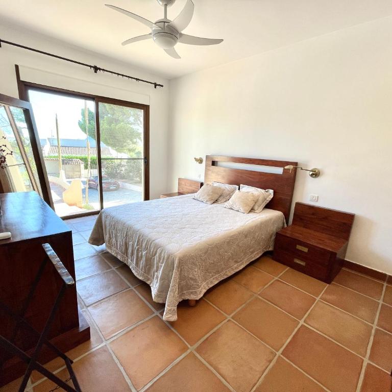 Villa de estilo español con jardín y piscina - Villa - 23