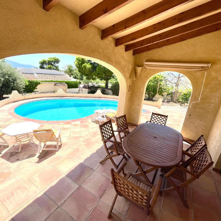 Villa de estilo español con jardín y piscina - Villa - 50