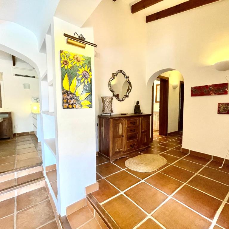 Villa de estilo español con jardín y piscina - Villa - 54