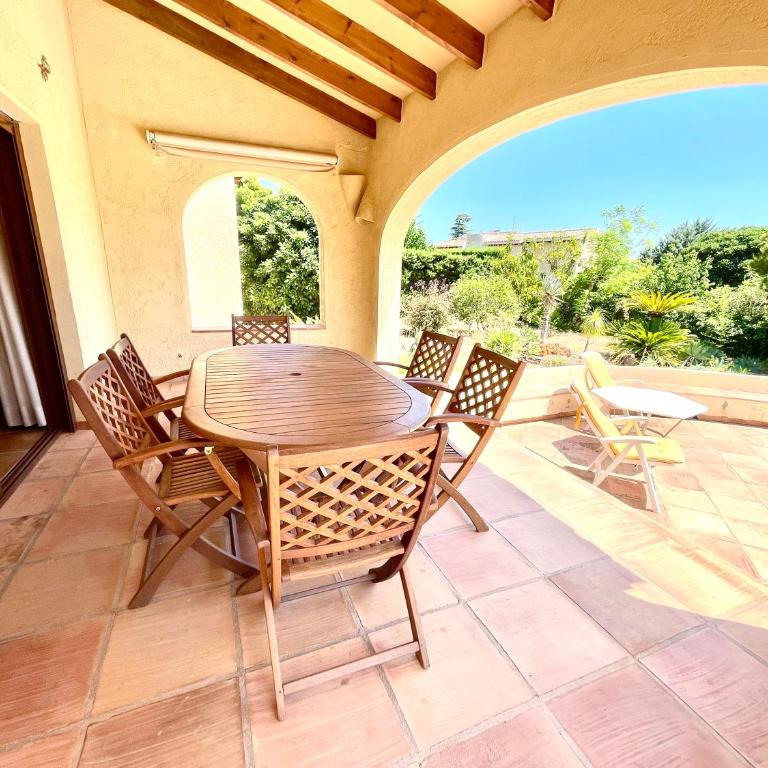 Villa de estilo español con jardín y piscina - Villa - 8