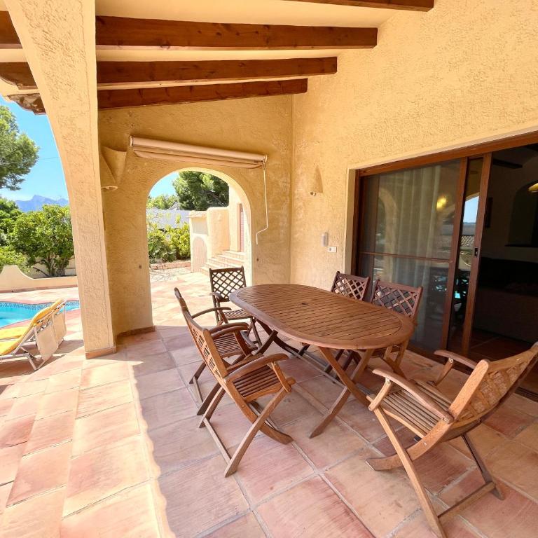 Villa de estilo español con jardín y piscina - Villa - 57