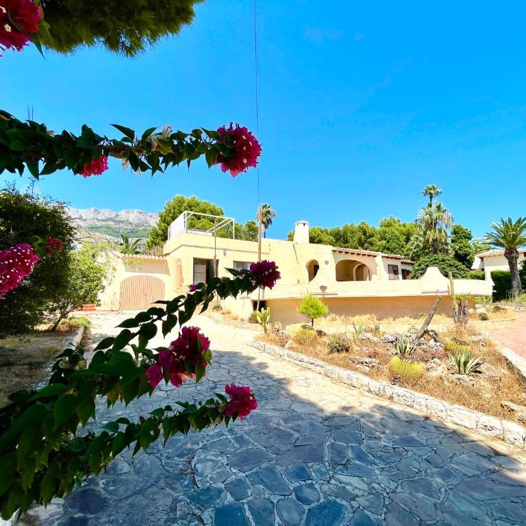 Villa de estilo español con jardín y piscina - Villa - 62