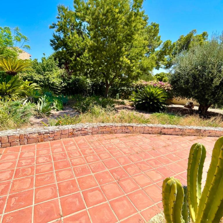 Villa de estilo español con jardín y piscina - Villa - 63