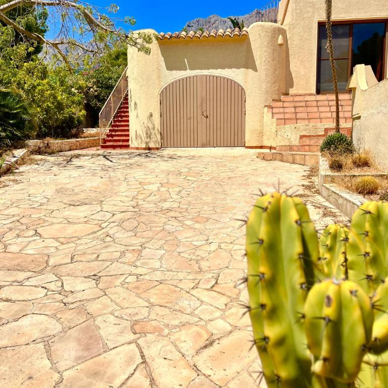 Villa de estilo español con jardín y piscina - Villa - 65