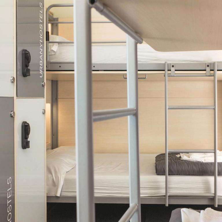 Urbany Hostel Barcelona - Single Bed in 6-Bed Dormitory Room - 2