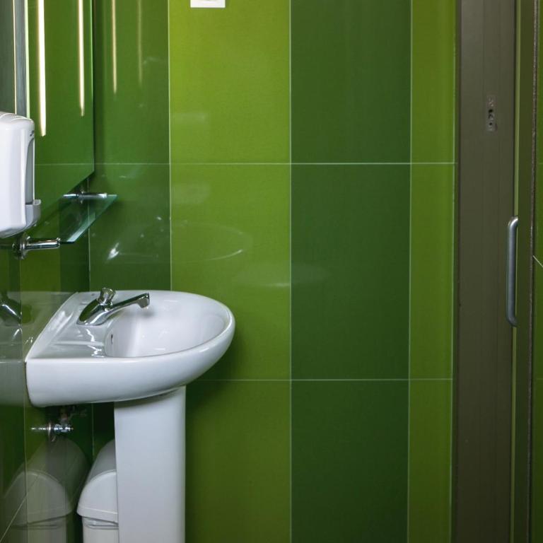 Urbany Hostel Barcelona - Bed in 8-Bed Dormitory Room - 1