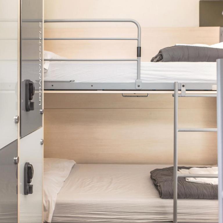 Urbany Hostel Barcelona - Twin Room with Private Bathroom - 2