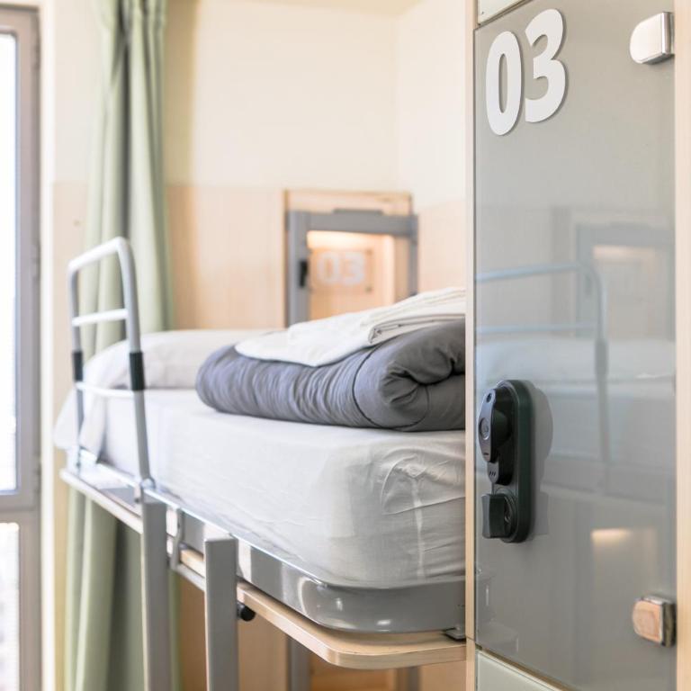 Urbany Hostel Barcelona - Twin Room with Private Bathroom - 3