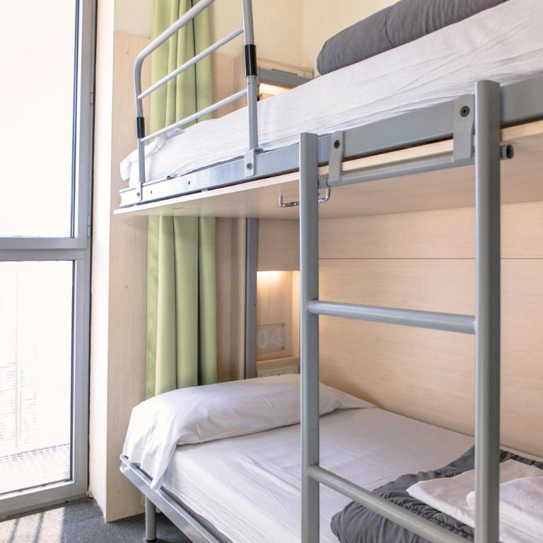 Urbany Hostel Barcelona - Bed in 8-Bed Dormitory Room - 4