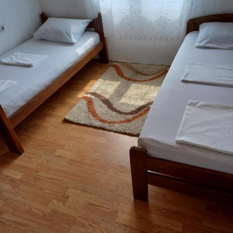 Hostel Dragana - Standardna Dvokrevetna Soba sa Bračnim Krevetom i Zajedničkim Kupatilom - 7