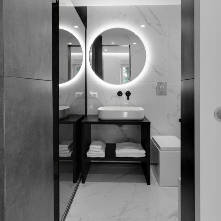 The Crown Black and White rooms - Camera King Superior - 7