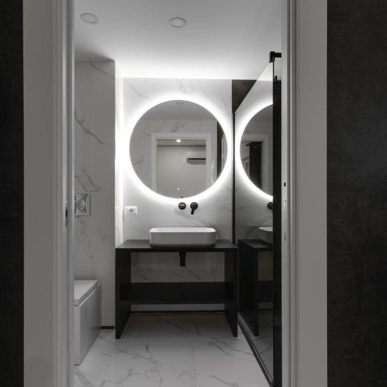 The Crown Black and White rooms - Camera King Standard - 2