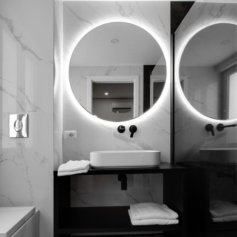 The Crown Black and White rooms - Camera King Standard - 3