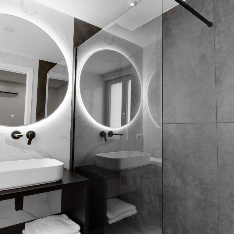 The Crown Black and White rooms - Camera King Standard - 5