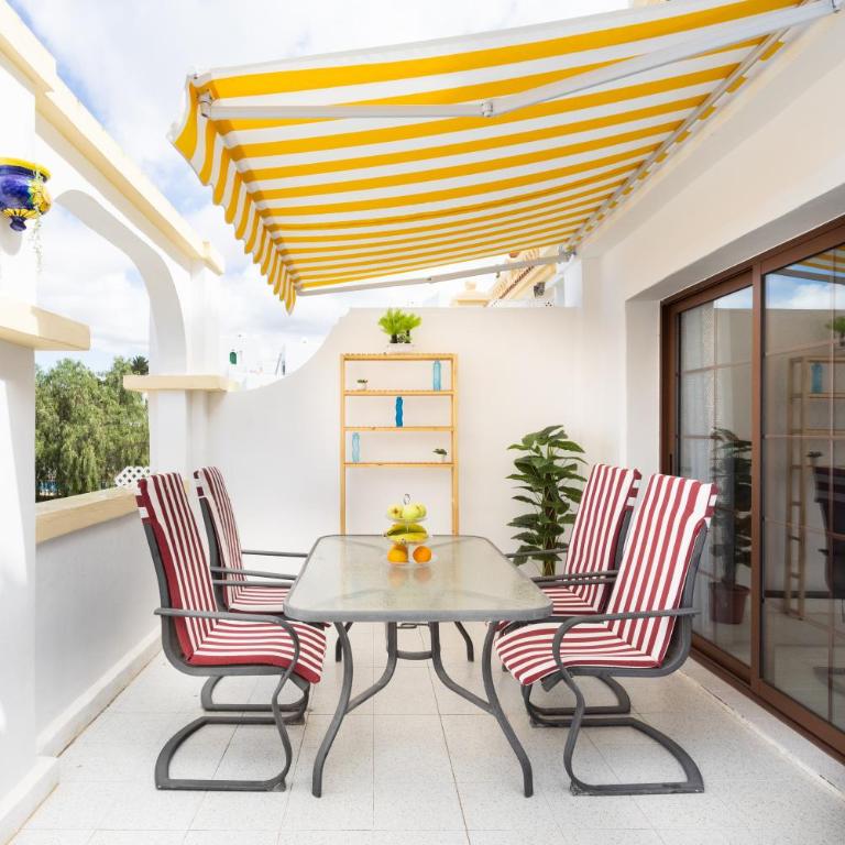 Stylish design w ocean & pool view, King size bed, Wifi,2 Smart Tv, street parking, 2 pools access - Apartamento de 1 dormitorio - 20