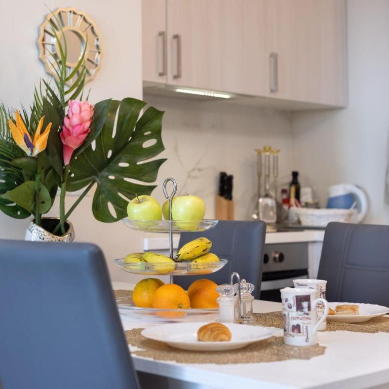 Stylish design w ocean & pool view, King size bed, Wifi,2 Smart Tv, street parking, 2 pools access - Apartamento de 1 dormitorio - 28