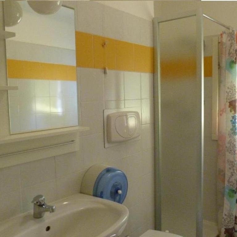 Ostello Torino - Camera Singola con Bagno in Comune - 4