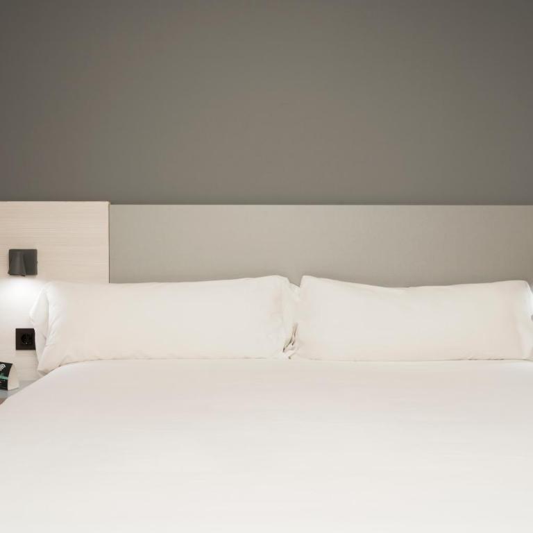 Alda Centro Gijón - Habitación con cama extragrande. - 3
