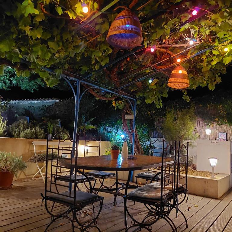 Bormes les Mimosas, Hameau de Cabasson, à 400m de la mer et du fort de Bregançon, Villa classée 3 étoiles, de 2 à 8 personnes - Villa - 38