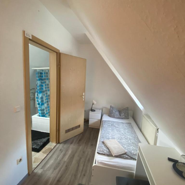 Hostel Nuremberg - Zweibettzimmer mit eigenem Bad - 3