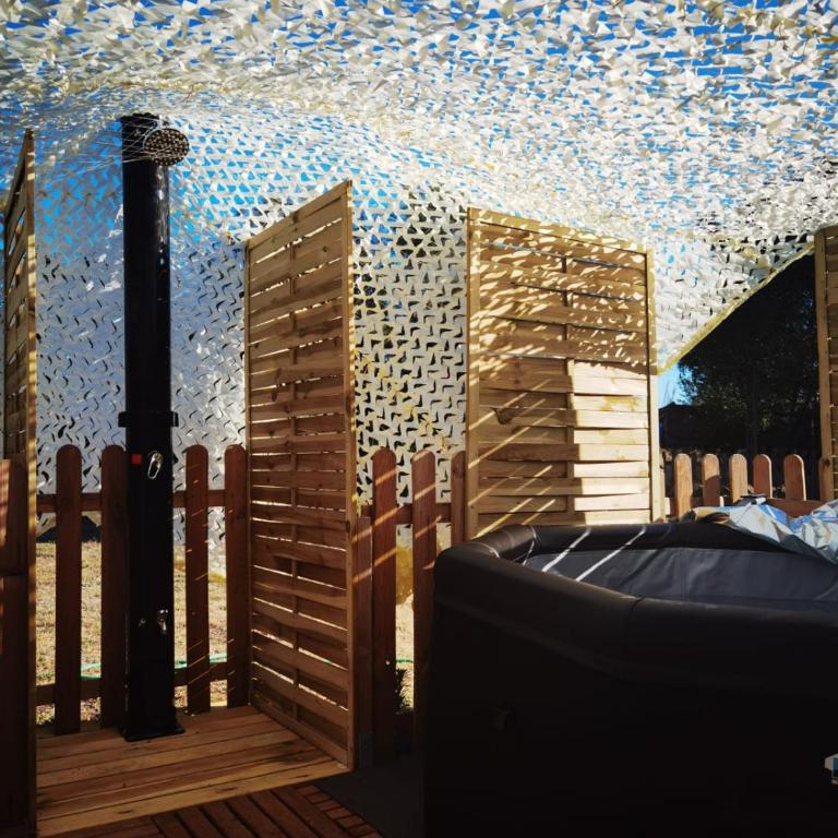Résidence CAENEE, le dépaysement Naturiste en été avec l'atypique studio climatisé "vintage" en sous pente, sa "paillote" avec jacuzzi, entouré de verdure, planchagrill, transats, vélos gratuits, wifi 5G, Travel Proud LGBTQI, chiens admis - Estudio con bañera de hidromasaje - 10