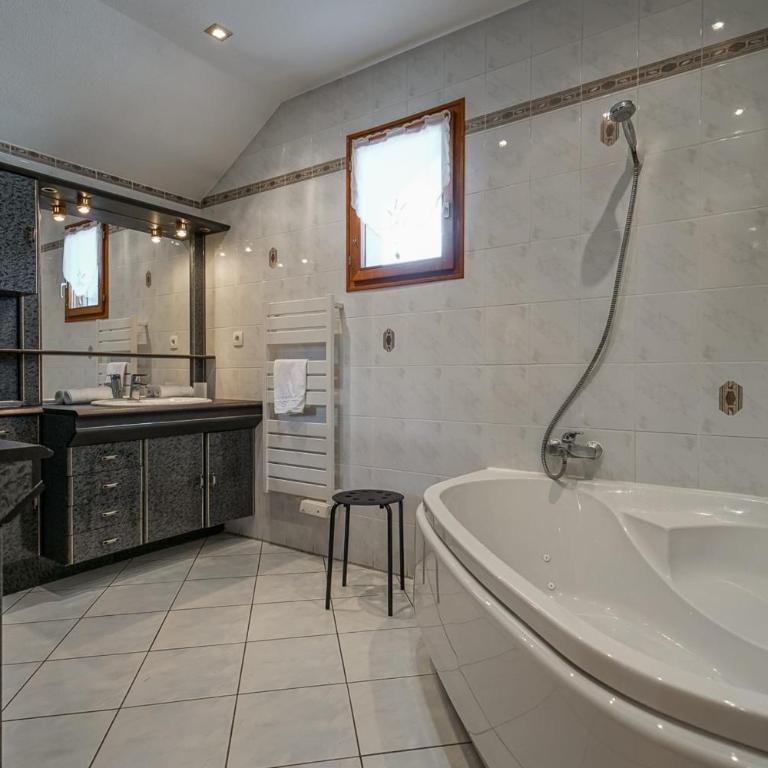 La Maryalice charmante petite maison à côté de la plage! - Maison de Vacances - 13