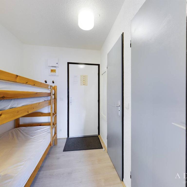 Studio rénové skis aux pieds, balcon sud, parking inclus, proche commerces et garderie. - FR-1-398-512 - Studio - 3
