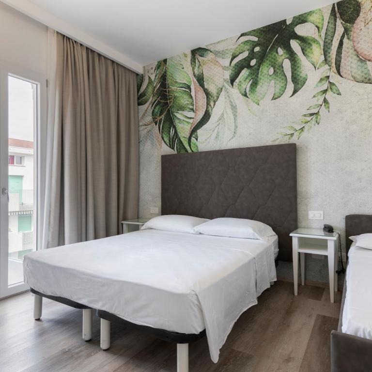 Hotel President - Deluxe Family Room with Balcony - 9