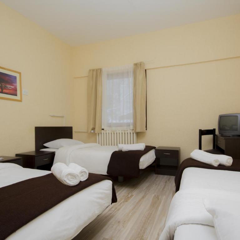 Guesthouse Junior - Economy Triple Room - 3