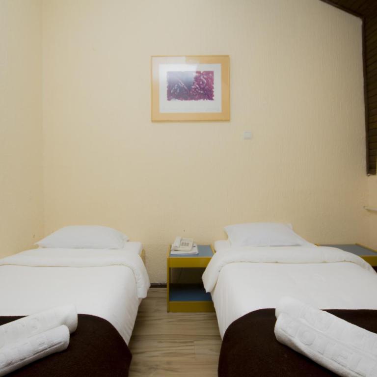 Guesthouse Junior - Economy Twin Room - 4