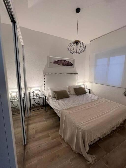Apartamento céntrico y en primera línea de playa - Three-Bedroom Apartment - 9