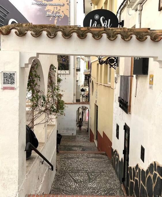 Apartamento céntrico y en primera línea de playa - Three-Bedroom Apartment - 23