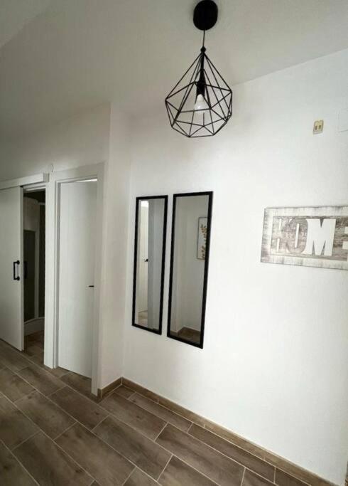 Apartamento céntrico y en primera línea de playa - Three-Bedroom Apartment - 18