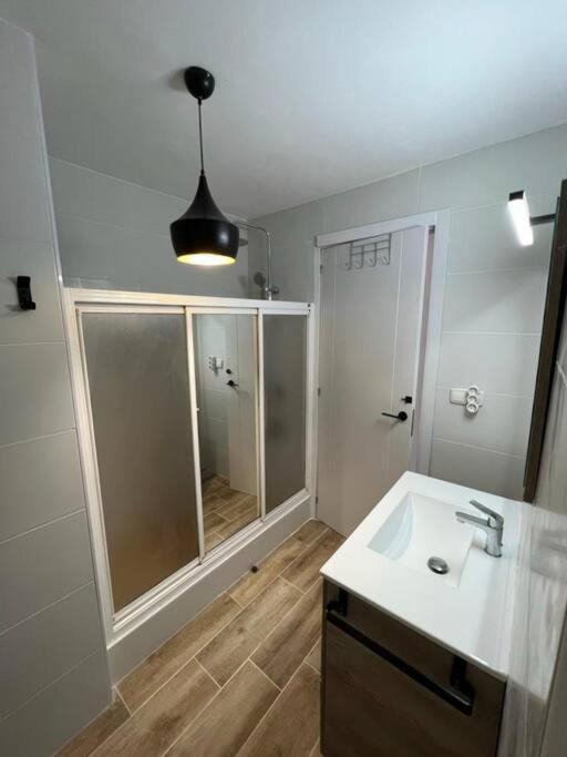 Apartamento céntrico y en primera línea de playa - Three-Bedroom Apartment - 13