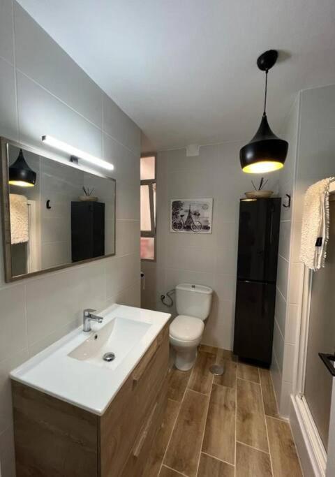 Apartamento céntrico y en primera línea de playa - Three-Bedroom Apartment - 12