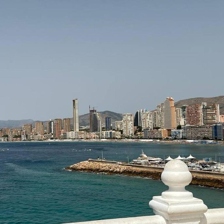Apartamento céntrico y en primera línea de playa - Three-Bedroom Apartment - 32