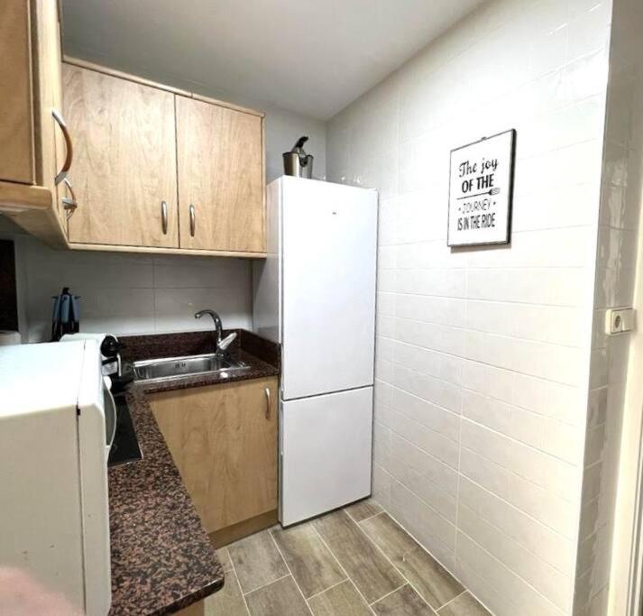 Apartamento céntrico y en primera línea de playa - Three-Bedroom Apartment - 15