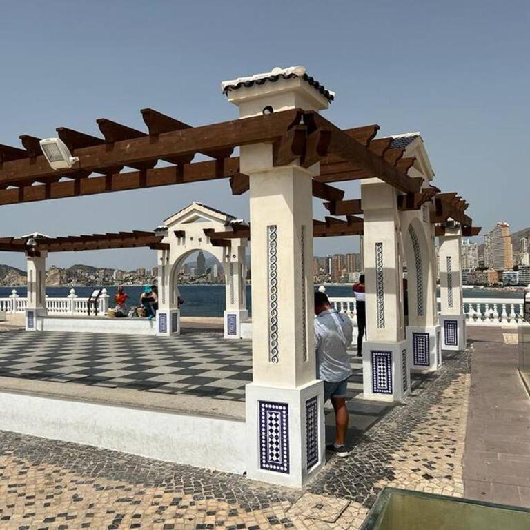 Apartamento céntrico y en primera línea de playa - Three-Bedroom Apartment - 34