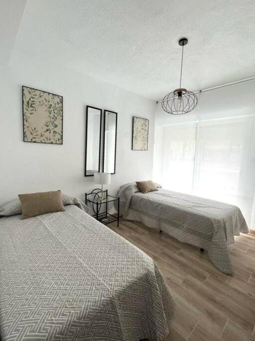 Apartamento céntrico y en primera línea de playa - Three-Bedroom Apartment - 5