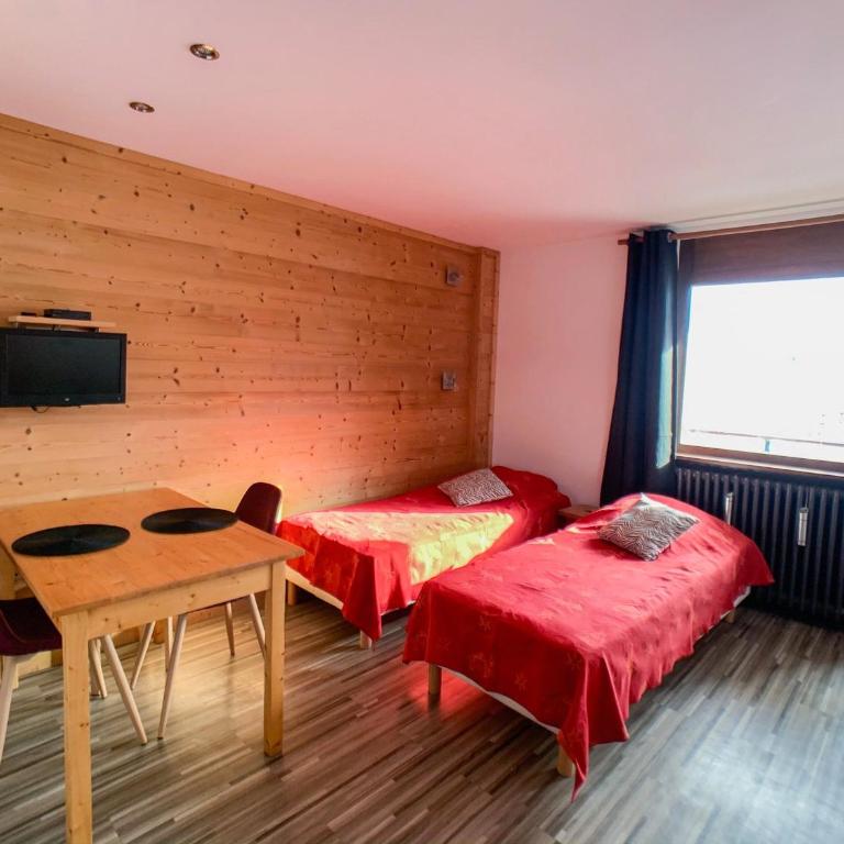 Studio rénové Proche des pistes et des commerces Balcon avec vue montagne - FR-1-502-431 - Studio - 1