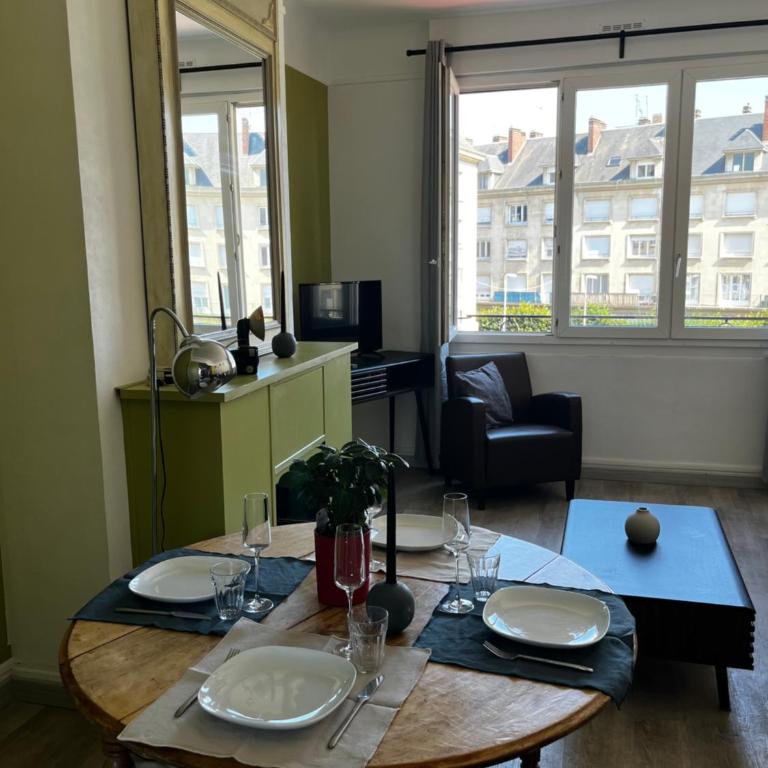 Vue exceptionnelle sur la place Gambetta Plein centre cafés restos idéal séjour pro ou en famille - Apartamento de 2 dormitorios - 12