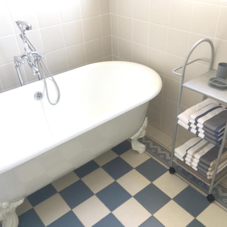 Dans une maison, appartement indépendant et jardin - Appartement 2 Chambres - 32