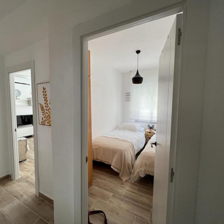 Apartamento céntrico y en primera línea de playa - Three-Bedroom Apartment - 11