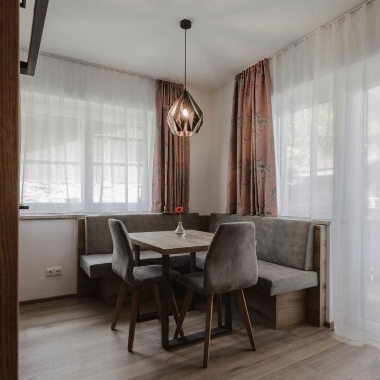 Lieblingsplatzl inklusive kostenfreiem Eintritt in die Alpentherme ganzjährig - im Sommer freie Bergbahnfahrten - Apartment mit Balkon und eingeschränktem Bergblick - 1