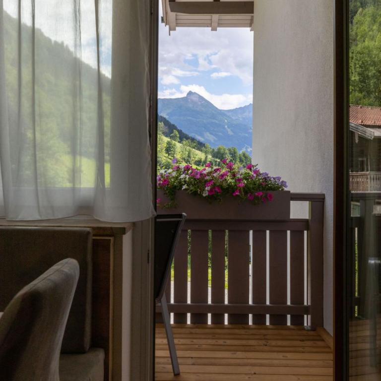 Lieblingsplatzl inklusive kostenfreiem Eintritt in die Alpentherme ganzjährig - im Sommer freie Bergbahnfahrten - Apartment mit Balkon und eingeschränktem Bergblick - 2
