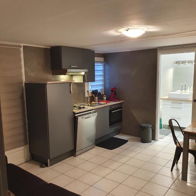 T2 jusqu'à 4 personnes en rez-de-jardin de maison, avec piscine, draps et serviettes de toilette fournis - Appartement 1 Chambre - 9