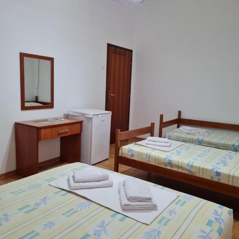 Castello Apartments - Family Room - 2